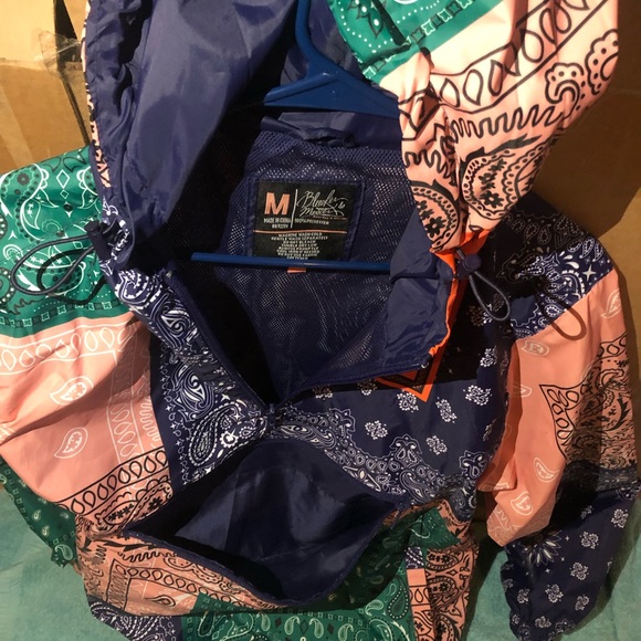 Size medium pullover - Picture 3 of 4